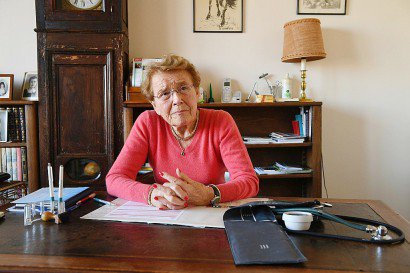 Dr Micheline Foucry, exerçant toujopurs la médecine à l'âge de 87 ans, le 10 mars 2017 à Muron - XAVIER LEOTY [AFP]
