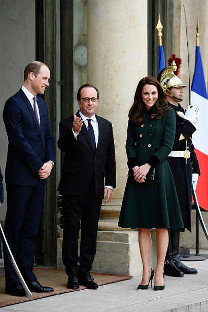 Le président français François Hollande (C) accueille le prince William (G) et son épouse  Kate, sur les marches de l'Elysée, le 17 mars 2017 à Paris - Martin BUREAU [AFP]