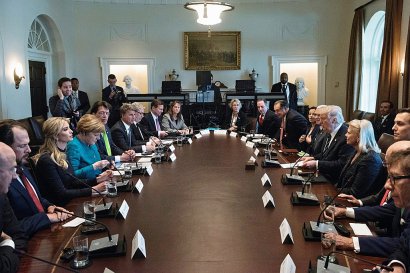 Le président américain Donald Trump (D) face à la chancelière allemande Angela Merkel lors de la réunion à la Maison Blanche, le 17 mars 2017 à Washington - Brendan Smialowski [AFP]