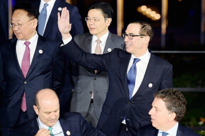 Le secrétaire américain au Trésor Steven Mnuchin salue lors de la photo de groupe des participants au G20 finances à Baden-Baden le 17 mars 2017 - Thomas Kienzle [AFP]