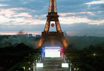 Des supporteurs de foot regardent un match sur écran géant pendant l'euro-2016 dans la fanzone installée sur le Champ-de-Mars à Paris le 10 juillet 2016 - GEOFFROY VAN DER HASSELT [AFP/Archives]