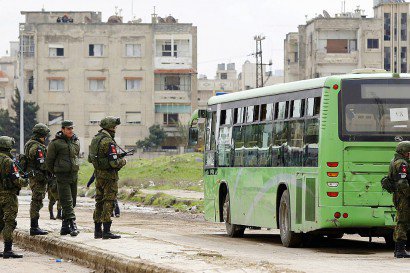 La police militaire russe, à Homs le 18 mars 2017, est chargée d'accompagner les rebelles vers le nord du pays - Louai Beshara [AFP]
