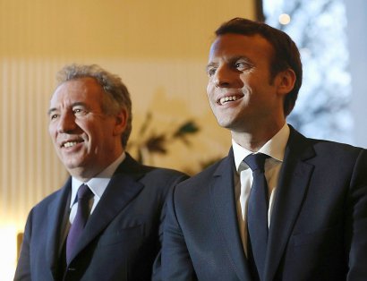 Emmanuel Macron (D) et Francois Bayrou posent pour les photographes, le 23 février 2017 à Paris - Jacques DEMARTHON [AFP]