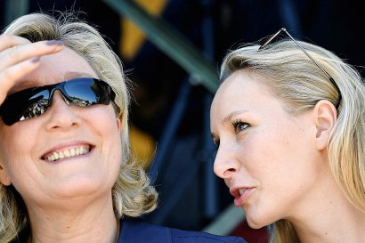 Marine Le Pen et sa nièce Marion Maréchal-Le Pen, députée FN, le 9 juillet 2016 lors d'une réunion politique au Pontet - BORIS HORVAT [AFP/Archives]