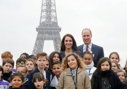 Le prince William et son épouse Kate avec des écoliers sur l'esplanade du Trocadéro qui fait face à la Tour Eiffel, le 18 mars 2017 à Paris - Michel Euler [POOL/AFP]