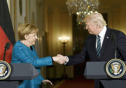 Donald Trump et Angela Merkel se serrent la main à la Maison-Banche à Washington après la conférence de presse le 17 mars 2017 - SAUL LOEB [AFP]