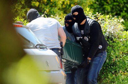 Des policiers chargent une caisse de munitions appartenant à l'ETA, à Biarritz, le 28 mai 2015 - IROZ GAIZKA [AFP/Archives]