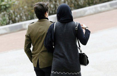 Un couple iranien se promène dans un parc de Téhéran, le 14 mars 2017 - ATTA KENARE [AFP]