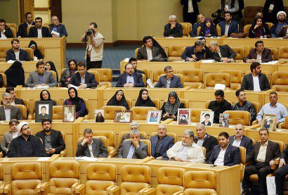 Cérémonie au cours de laquelle de riches bienfaiteurs paient la Mehrieh (Affection), une pratique islamique ancienne de dot, le 14 mars 2017 à Téhéran - ATTA KENARE [AFP]