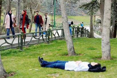 Des iraniens se promènent dans un parc de Téhéran, le 14 mars 2017 - ATTA KENARE [AFP]
