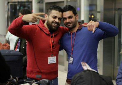 Des réfugiés syriens, qui ont obtenu des visas humanitaires du gouvernement italien, attendent dans la salle des départs de l'aéroport international de Beyrouth le 1er mars 2017 avant leur vol pour Rome - JOSEPH EID [AFP]