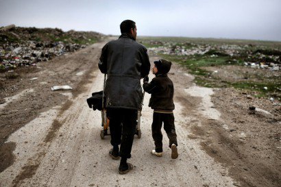 Samir Hamed, 39 ans et son fils de 12 ans, retournent à Mossoul, le 17 mars 2017 - ARIS MESSINIS [AFP]