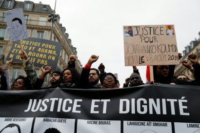 Quelques milliers de personnes manifestent à Paris contre les violences policières le 19 mars 2017 - THOMAS SAMSON [AFP]