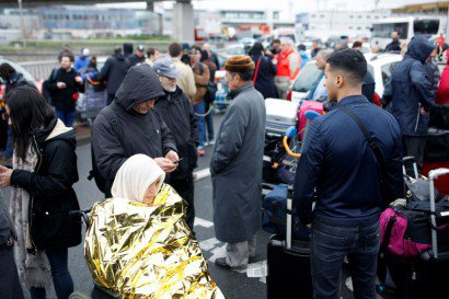 Des passagers évacués en raison d'une attaque le 18 mars 2017 à l'aéroport d'Orly - Benjamin CREMEL [AFP]