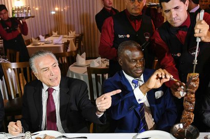 Le président brésilien Michel Temer et l'ambassadeur de l'Angola, Nelson Manuel Cosme, lors d'un barbecue auquel des ambassadeurs étrangers étaient invités après une réunion  d'urgence sur le démantèlement d'un réseau de commercialisation de viande a - EVARISTO SA [AFP]