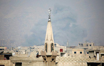 De la fumée au-dessus du quartier de Jobar après une frappe aérienne des forces syriennes contre des positions tenues par les rebelles, le 19 mars 2017 dans la partie est de Damas - AMER ALMOHIBANY [AFP]