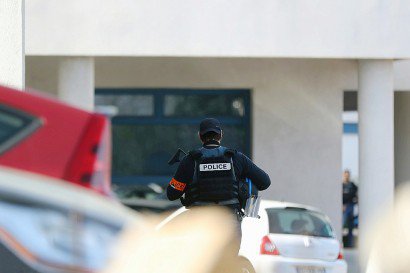 Un policier devant le lycée Tocqueville de Grasse, le 16 mars 2017 - Valery HACHE [AFP/Archives]