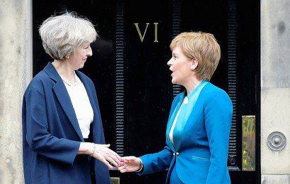 La Première ministre britannique Theresa May (g) accueillie par son homologue écossaise Nicola Sturgeon, le 15 juillet 2016 à Edimbourg - Lesley Martin [AFP/Archives]