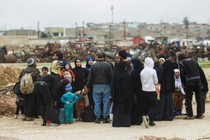 Des Irakiens quittent le district d'al-Rasala à Mossoul, le 21 mars 2017 - AHMAD AL-RUBAYE [AFP]