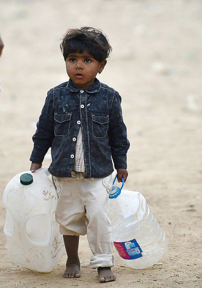 Un enfant pakistanais avec des bidons d'eau potabel le 21 mars 2017 à Islamabad - FAROOQ NAEEM [AFP]