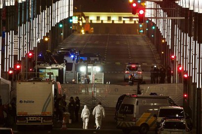 Des équipes de secours et des enquêteurs s'organisent rue de la Loi, après l'attentat dans la station de métro de Maelbeck, le 22 mars 2016 à Bruxelles - NICOLAS MAETERLINCK [BELGA/AFP/Archives]