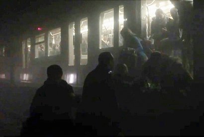 Capture d'écran d'une chaîne de télévision belge montrant l'évacuation des passagers du métro après l'attentat jihadiste à la station Maalbeek le 22 mars 2016 - Evan Lamos [EurActiv/AFP/Archives]