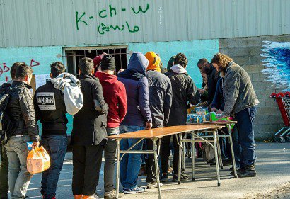 Des Kurdes irakiens font la queue pour de la nourriture à Grande-Synthe, dans le nord de la France, le 21 mars 2017 - PHILIPPE HUGUEN [AFP]