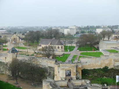 Le Château de Caen vu depuis le clocher de l'église Saint- - Dorine Goth