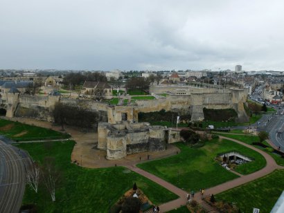 Le Château de Caen vu depuis le clocher de l'église Saint-Pierre - Dorine Goth