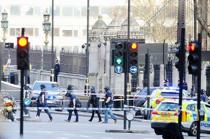 Des membres des forces de l'ordre sur le pont de Westminster, à Londres, le 22 mars 2017 - Daniel LEAL-OLIVAS [AFP]