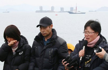 Proches des victimes du Sewol durant les opérations de renflouage du Ferry, le 23 mars 2017 à Jindo - str [YONHAP/AFP]