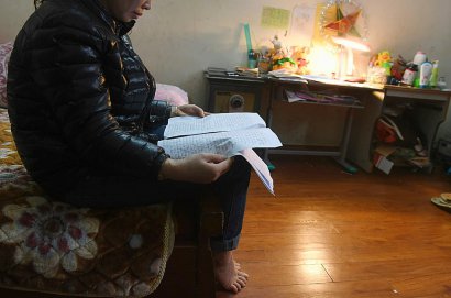 La mère d'une fillette vietnamienne, victime d'une agression sexuelle avec une lettre à la police demandant d'enquêter à Hanoi, le 14 mars 2017 - HOANG DINH NAM [AFP]