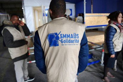 Des bénévoles d'Emmaüs à l'ouverture d'un camp pour migrants le 8 novembre 2016 à Paris - CHRISTOPHE ARCHAMBAULT [POOL/AFP]