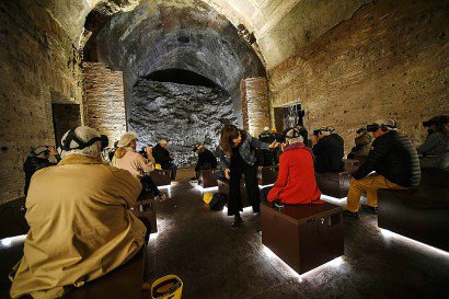 Des visiteurs portant des casques 3D découvrent l'antique demeure de Néron à Rome, le 22 mars 2017 - ANDREAS SOLARO [AFP]