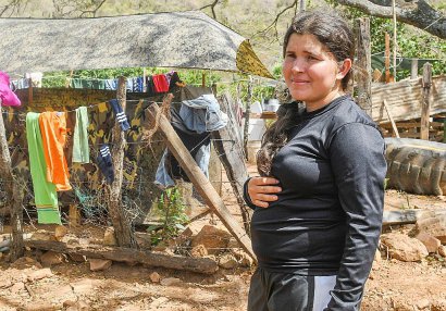 La Guérillera Josleidy Ramirez n'a pas pu élever son fils de 15 ans et attend un deuxième enfant, le 28 février 2017 à San José de Oriente - Luis Acosta [AFP/Archives]