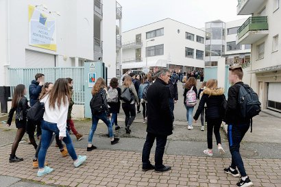 Les élèves reprennent les cours le 23 mars 2017 au lycée Saint-Joseph à Concarneau au lendemain de l'attentat meurtrier de Londres - FRED TANNEAU [AFP]