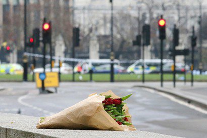 Un bouquer devant Westminster en hommage aux victimes de l'attentat meurtrier, le 23 mars 2017 à Londres - Daniel LEAL-OLIVAS [AFP]