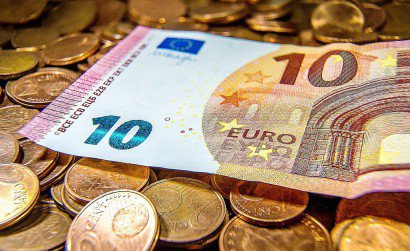 L'euro en pièces et billet, le 31 janvier 2017 à Lille - PHILIPPE HUGUEN [AFP/Archives]