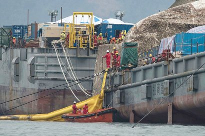 Opération de renflouement du ferry Sewol, le 24 mars 2017, au large de l'île de Jindo, en Corée du Sud - Ed JONES [AFP]