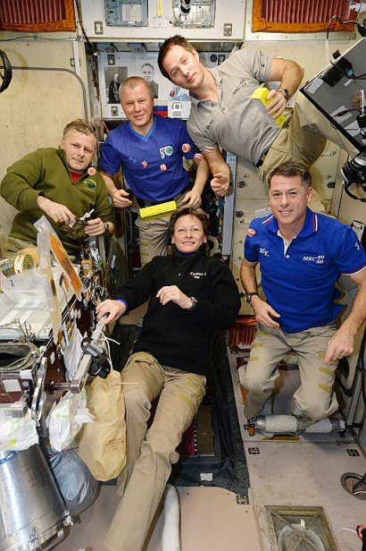 Andrei Borisenko (G), Oleg Novitsky (2ème G),  Peggy Whitson (C) Robert Kimbrough (D) et Thomas Pesquet (2ème D) le 27 février 2017 à bord de l'ISS - - [ESA/NASA/AFP/Archives]