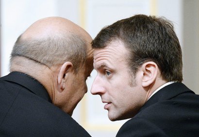 Jean-Yves Le Drian et Emmanuel Macron le 29 avril 2015 à l'Elysée à Paris - STEPHANE DE SAKUTIN [AFP]