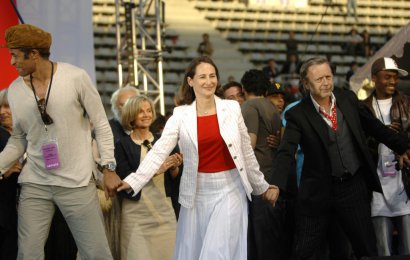 Ségolène Royal (c) entourée des chanteurs Yannick Noah (g) et Renaud, le 1er mai 2007 lors d'un meeting à Paris - ERIC FEFERBERG [AFP/Archives]