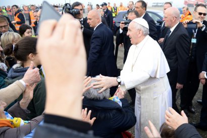 Le pape François salue la foule à son arrivée à Milan, le 25 mars 2017 - Filippo MONTEFORTE [AFP]