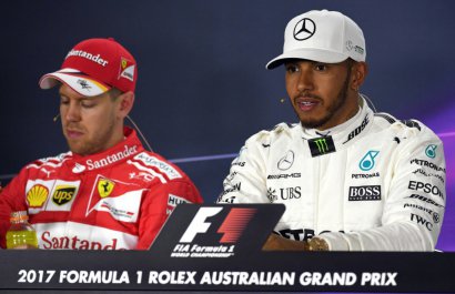 Les pilotes Sebastian Vettel (Ferrari) et Lewis Hamilton (Mercedes) après les qualifications du GP de F1 d'Australie, le 25 mars 2017 à Melbourne - WILLIAM WEST [AFP]