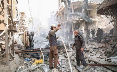 Des secouristes syriens des Casques Blancs tentent d'éteindre un feu après une frappe aérienne à Hamouria près de Damas au cours de laquelle au moins 16 civils sont morts et des dizaines de personnes ont été blessées, le 25 mars 2017 - Msallam ABDALBASET [AFP]