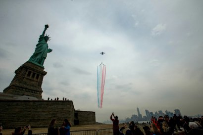 Les avions de la Patrouille de France survolent la Statue de la Liberté, pour la première grande tournée américaine de la célèbre formation depuis 31 ans, le 25 mars 2017 à New York - EDUARDO MUNOZ ALVAREZ [AFP]