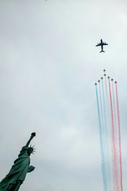 Les avions de la Patrouille de France survolent la Statue de la Liberté, pour la première grande tournée américaine de la célèbre formation depuis 31 ans, le 25 mars 2017 à New York - EDUARDO MUNOZ ALVAREZ [AFP]