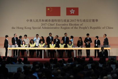 Carrie Lam, vérifie le dépouillement des votes pour l'élection du chef du gouvernement, le 26 mars à Hong Kong - Anthony WALLACE [AFP]