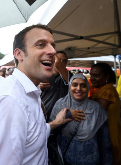 Emmanuel Macron est à La Réunion du député du Tarn Philippe Folliot,  président de l'Alliance centriste, un parti qui vient de quitter l'UDI, le 26 mars 2017 à Saint-Denis - ERIC FEFERBERG [AFP]