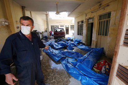 Un Irakien près des corps d'habitants du quartier d'al-Jadida tués lors d'un raid visant le groupe EI le 26 mars 2017 à Mossoul - AHMAD AL-RUBAYE [AFP]